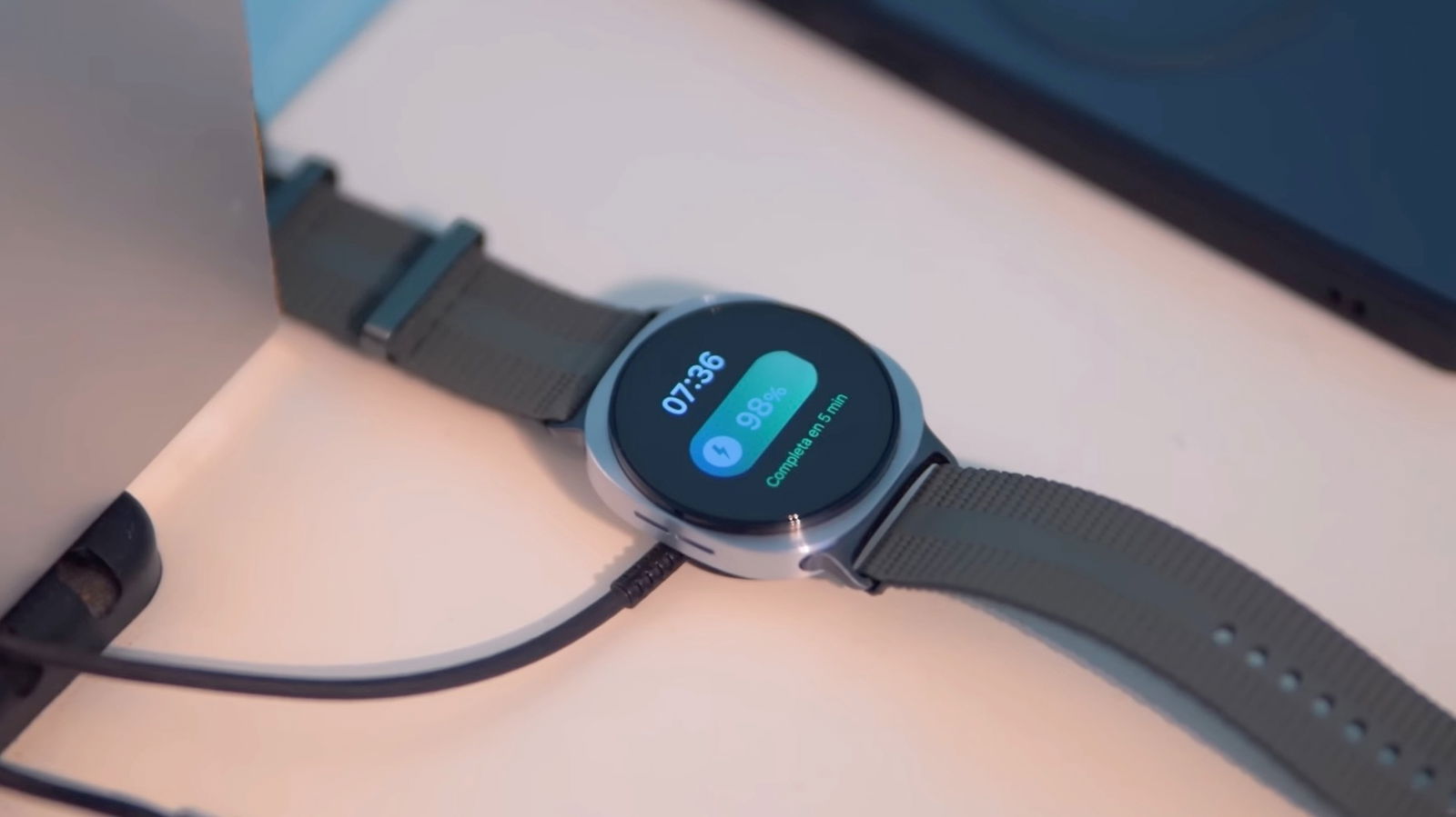 Samsung Galaxy Watch8 cargando