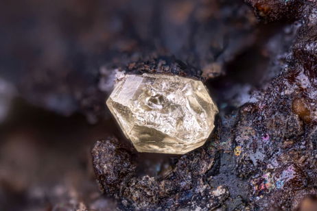 Unos científicos encontraron una piedra lunar. Decidieron romperla y lo que encontraron en su interior les dejó boquiabiertos