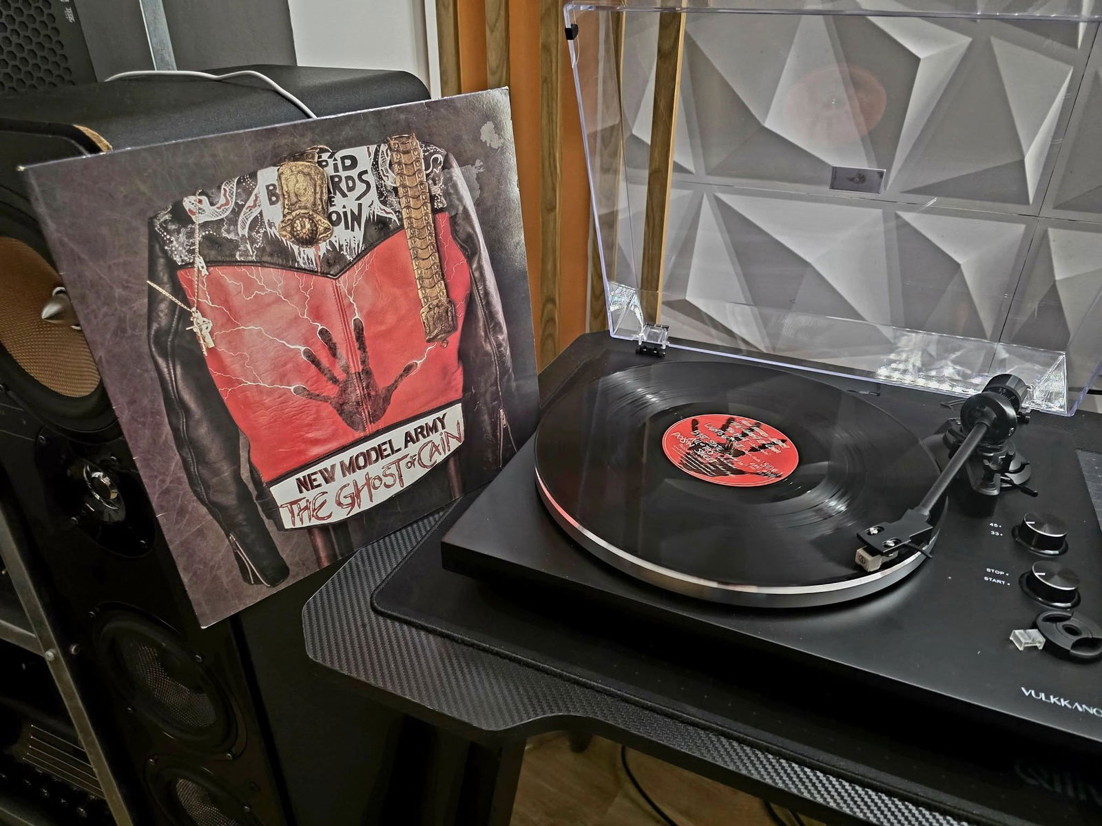 Escuchar discos de vinilo en 2025: el precio (y el placer) de amar un formato imperfecto