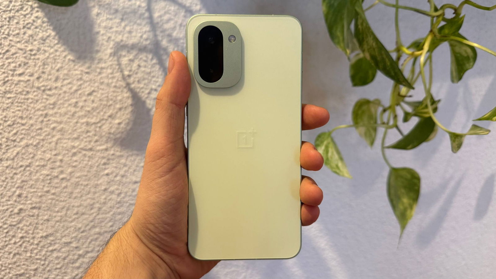 Análisis OnePlus 15R: el primer móvil con Snapdragon 8 Gen 5 brilla jugando pero no renuncia a lo demás