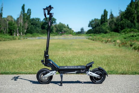 Doble motor y suspensión todoterreno: no hay muchos patinetes baratos que puedan competir con este modelo