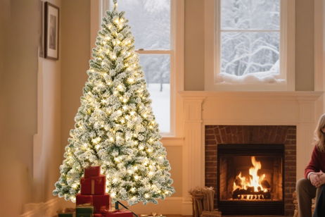 Decora tu salón con este árbol de Navidad de 180 cm y efecto nevado Decora tu salón con este árbol de Navidad de 180 cm y efecto nevado