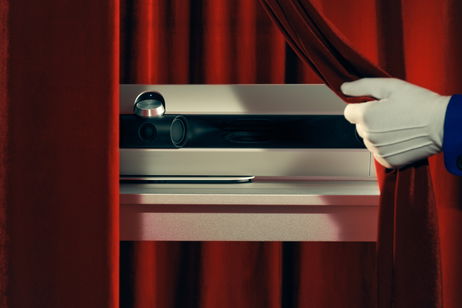 Así son los nuevos productos de Bang & Olufsen: auriculares de lujo y una barra de sonido escultural