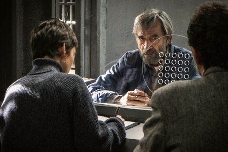 La nueva serie española de Netflix, con Imanol Arias y Elena Anaya, llega en la víspera de Nochebuena y no es apta para estómagos sensibles