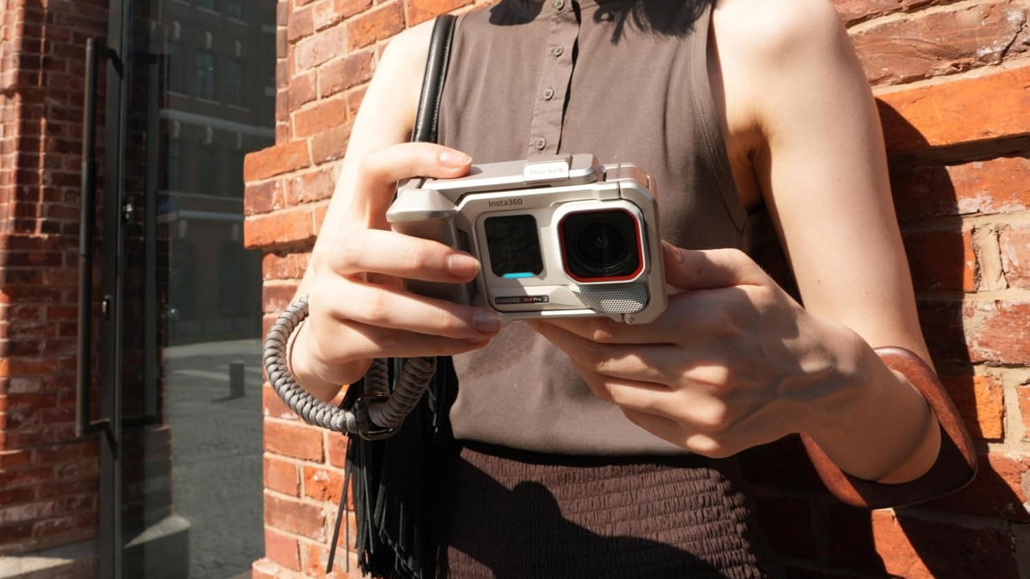 Insta360 Ace Pro 2 en mano