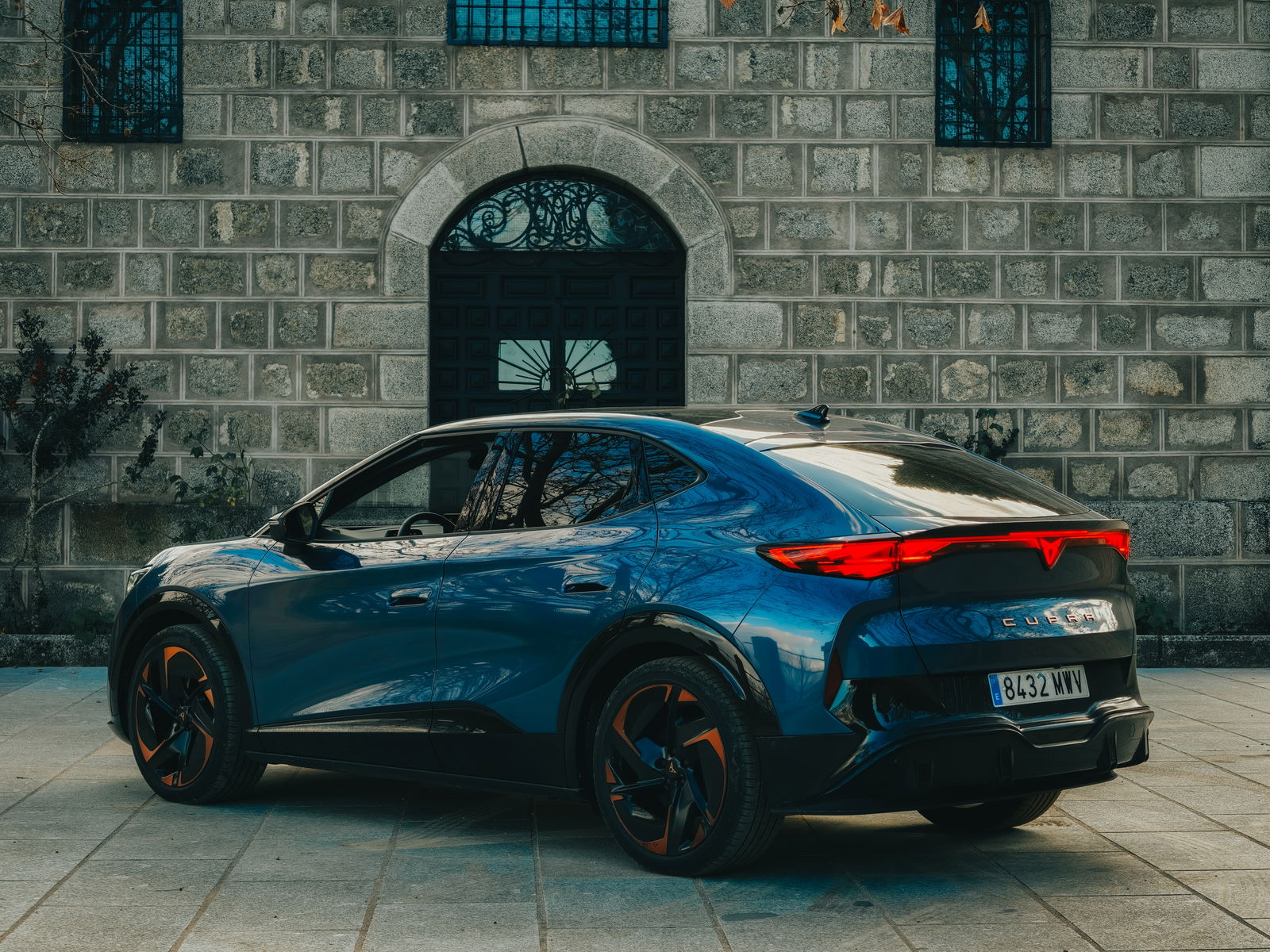 Lateral y parte trasera del Cupra Tavascan 