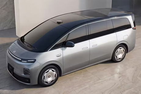 Tiene motor de gasolina, pero su batería es más grande que la de un Tesla: el nuevo "gigante" de Leapmotor rompe todos los récords