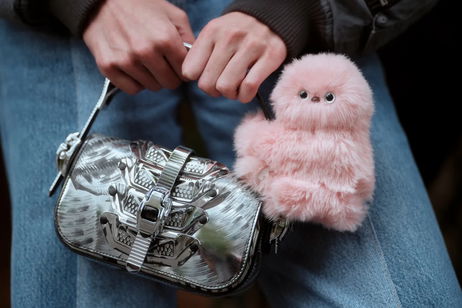 No hace nada, pero es irresistible: Mirumi, el robot peludo que imita la curiosidad de un bebé, arrasa en Kickstarter