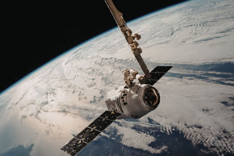 Un satélite de Starlink ha explotado y sus restos van a caer de vuelta a la Tierra