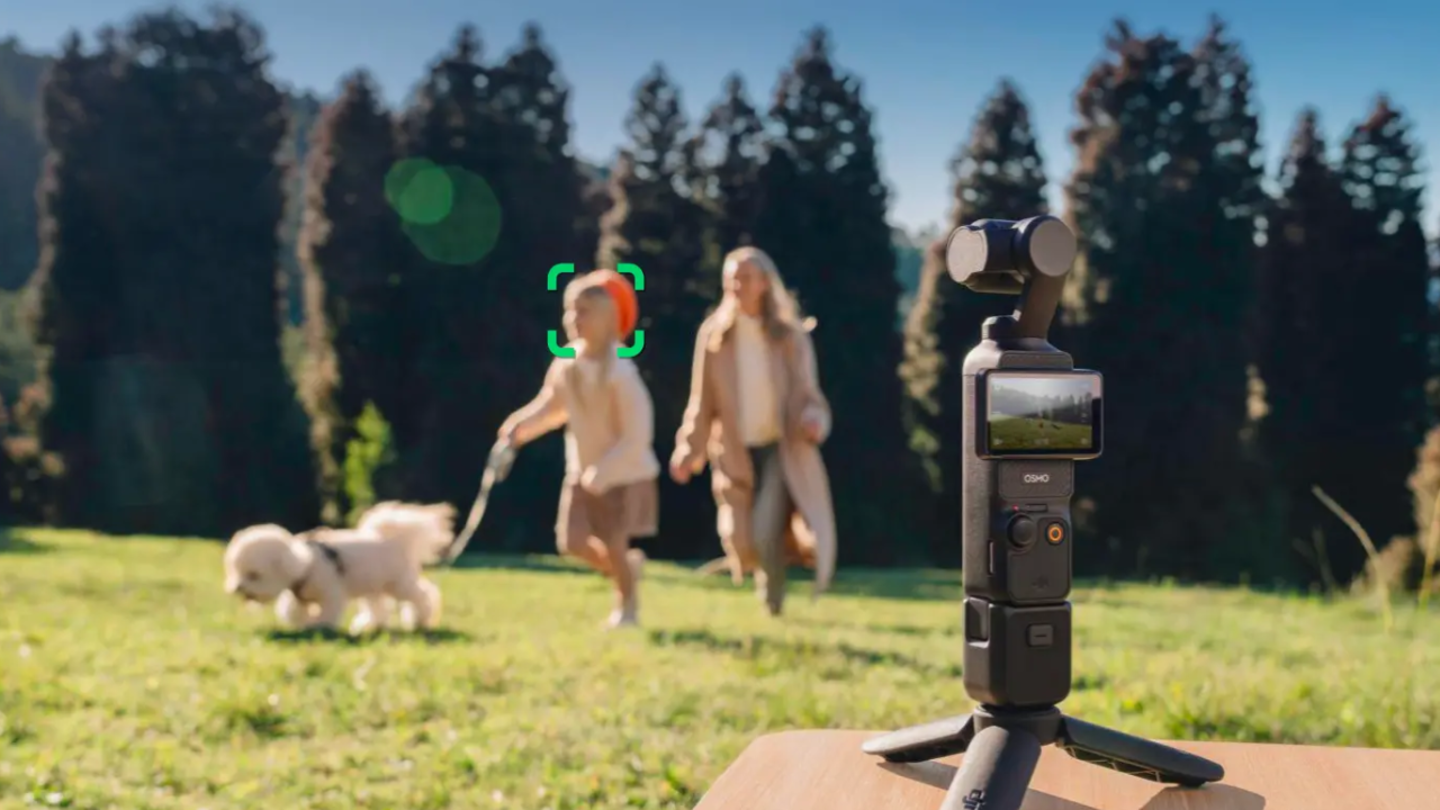 Todo lo que necesitas es esta cámara para grabar vídeos súper estables con pantalla táctil y kit completo por menos de 400