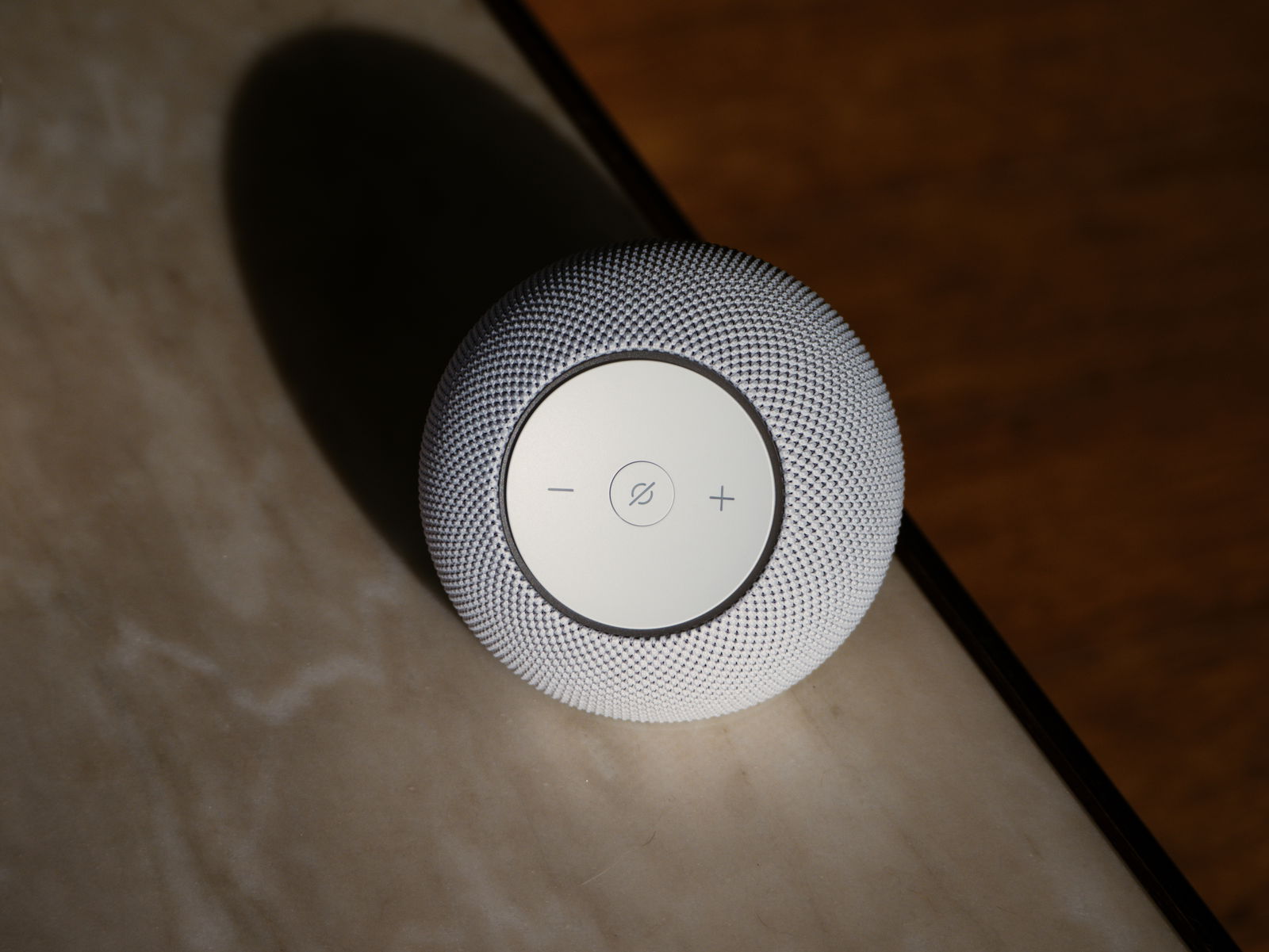 Parte delantera y controles del Echo Dot Max