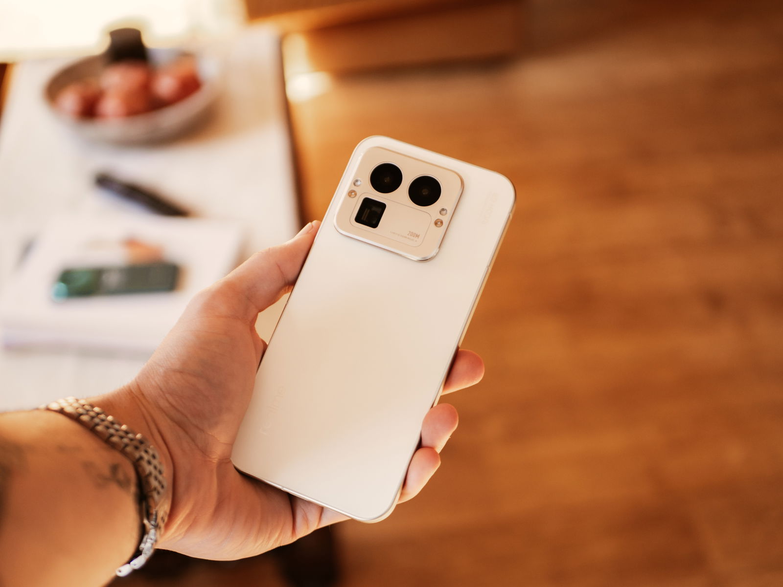 Parte trasera del realme GT 8 Pro en la mano de color blanco