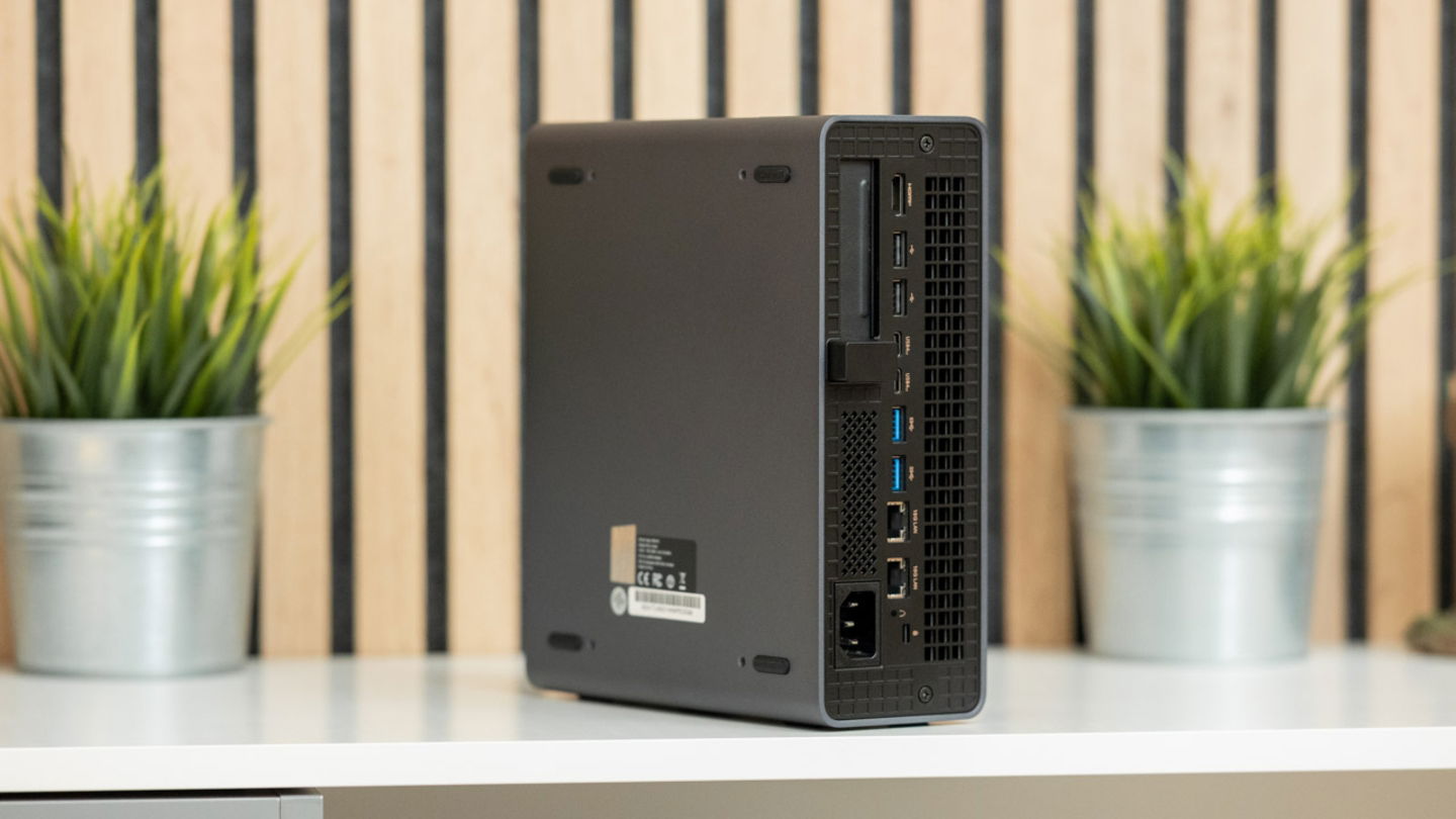 Parte trasera del Parte frontal del Minisforum MS-S1 Max en formato vertical