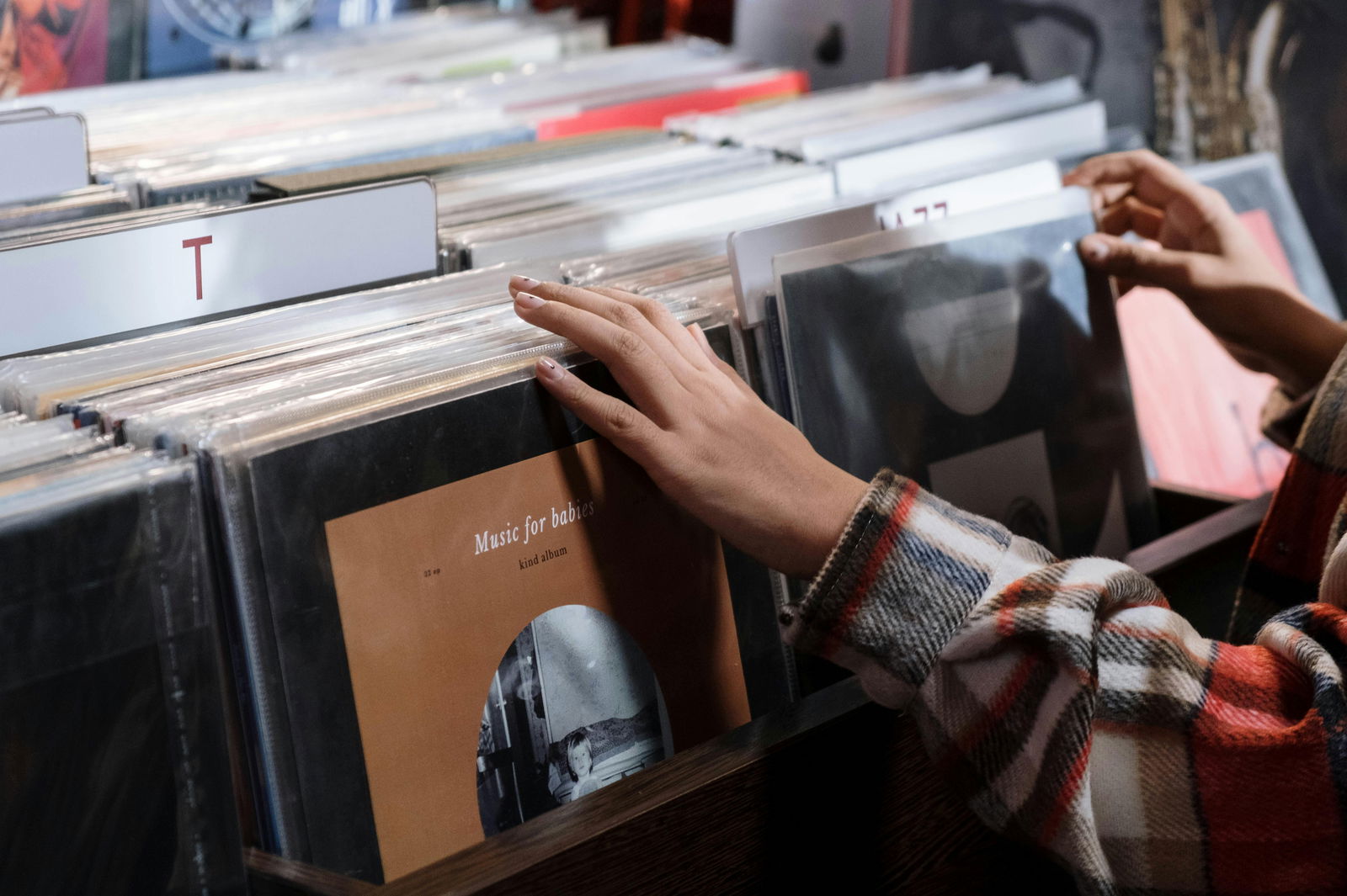 Escuchar discos de vinilo en 2025: el precio (y el placer) de amar un formato imperfecto
