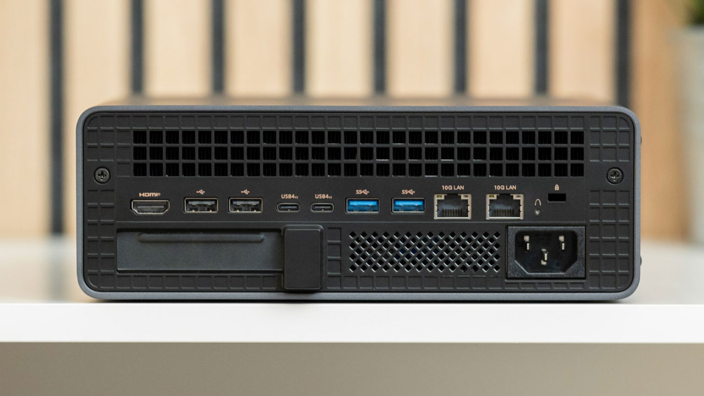 Minisforum MS-S1 Max, análisis: el mini PC que ejecuta modelos de IA de 70.000 millones de parámetros como si nada