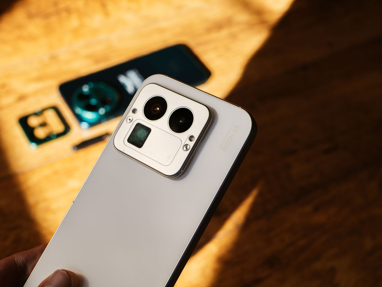 realme GT 8 Pro con modulo cuadrado en la mano