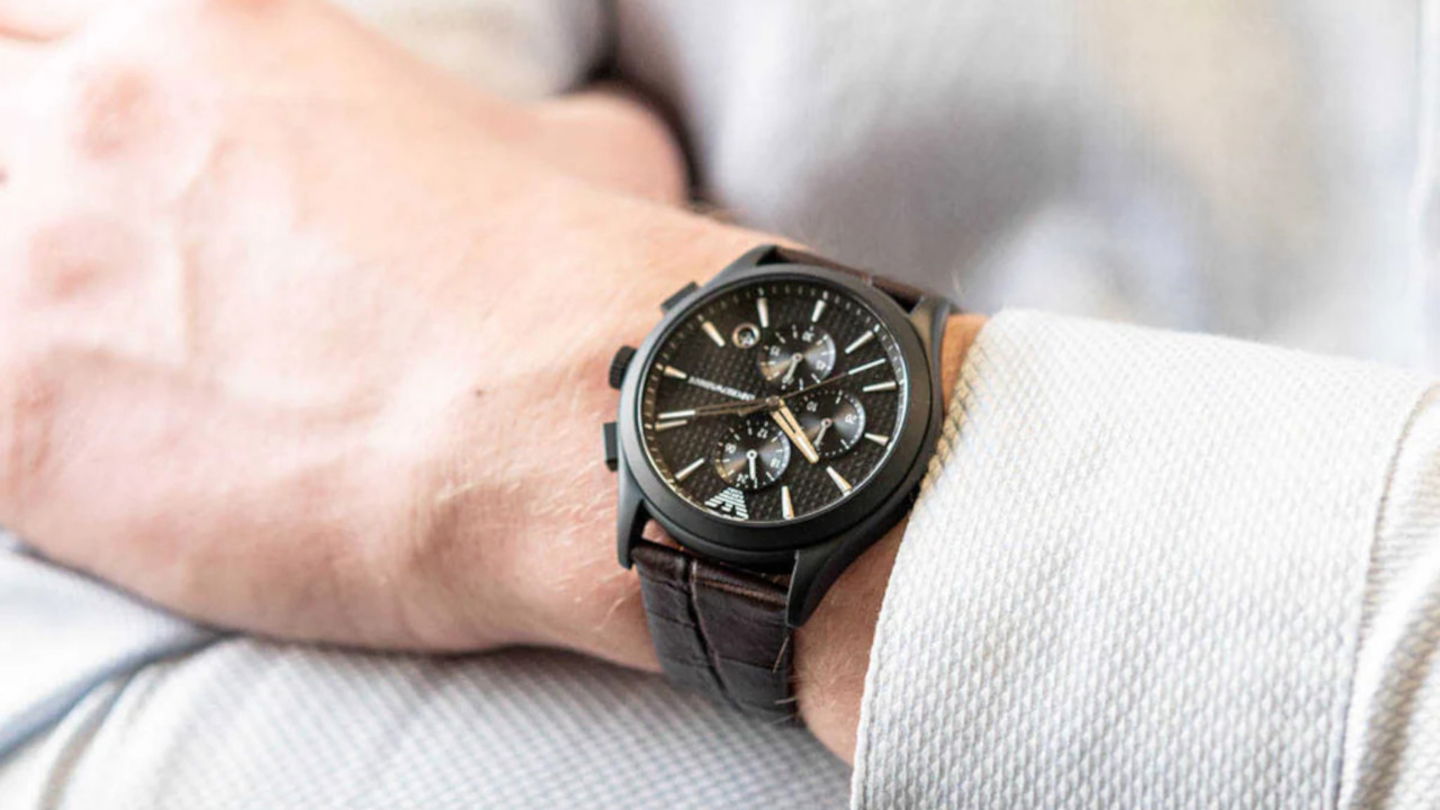 Un Armani también puede ser barato: este es el reloj con correa de piel que no esperabas ver con tanto descuento