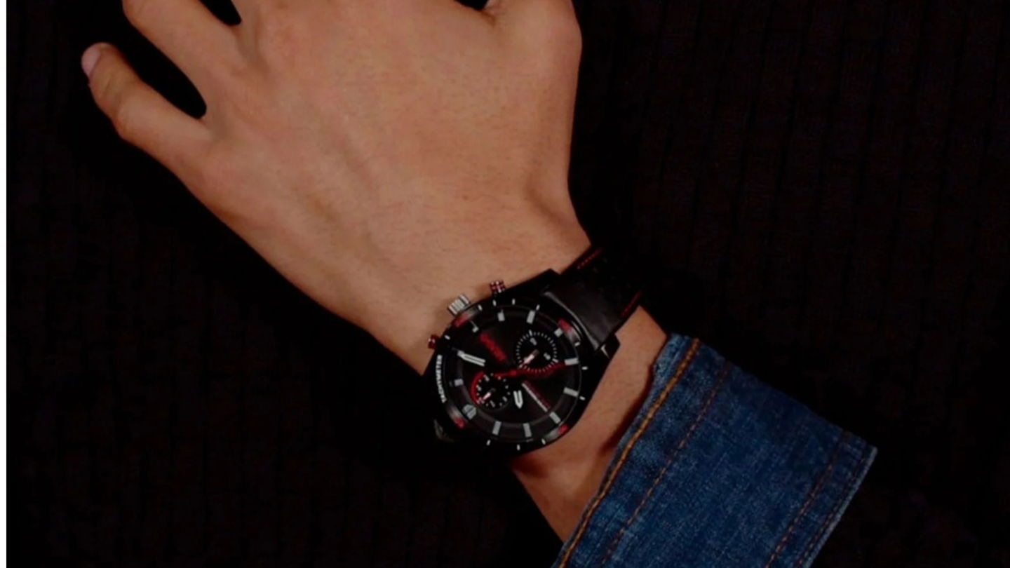Este reloj HUGO BOSS, inspirado en las carreras, con correa de piel y costuras rojas, tiene un muy buen descuento