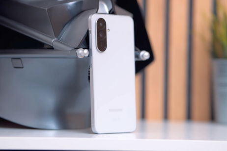 El mejor teléfono Samsung de la gama media se pone a tiro: 268 euros por una pantalla Super AMOLED, cámara Sony y Android 16