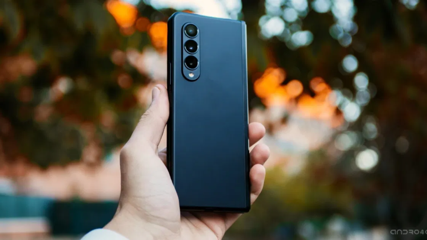 Esta bestia de móvil se abre como un libro y te da una pantalla gigante de 7,6 pulgadas.