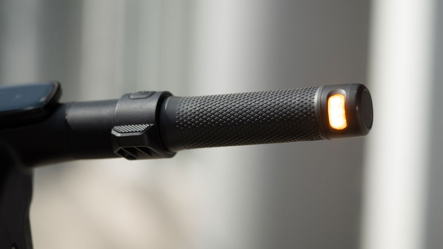 Segway Ninebot E3 Pro - empuñadura - acelerador