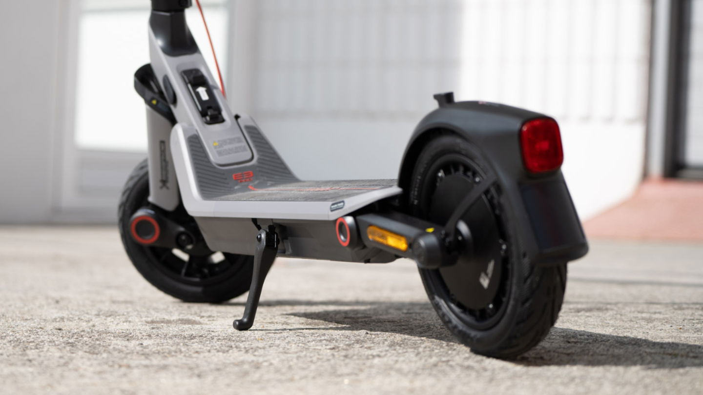 Segway Ninebot E3 Pro - lateral - pata de cabra - puerto carga