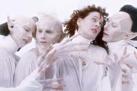 Ya disponible en streaming la mini serie de vampiros más rompedora de los últimos tiempos. Solo tiene 3 capítulos y la verás en una tarde Ya disponible en streaming la mini serie de vampiros más rompedora de los últimos tiempos. Solo tiene 3 capítulos y la verás en una tarde