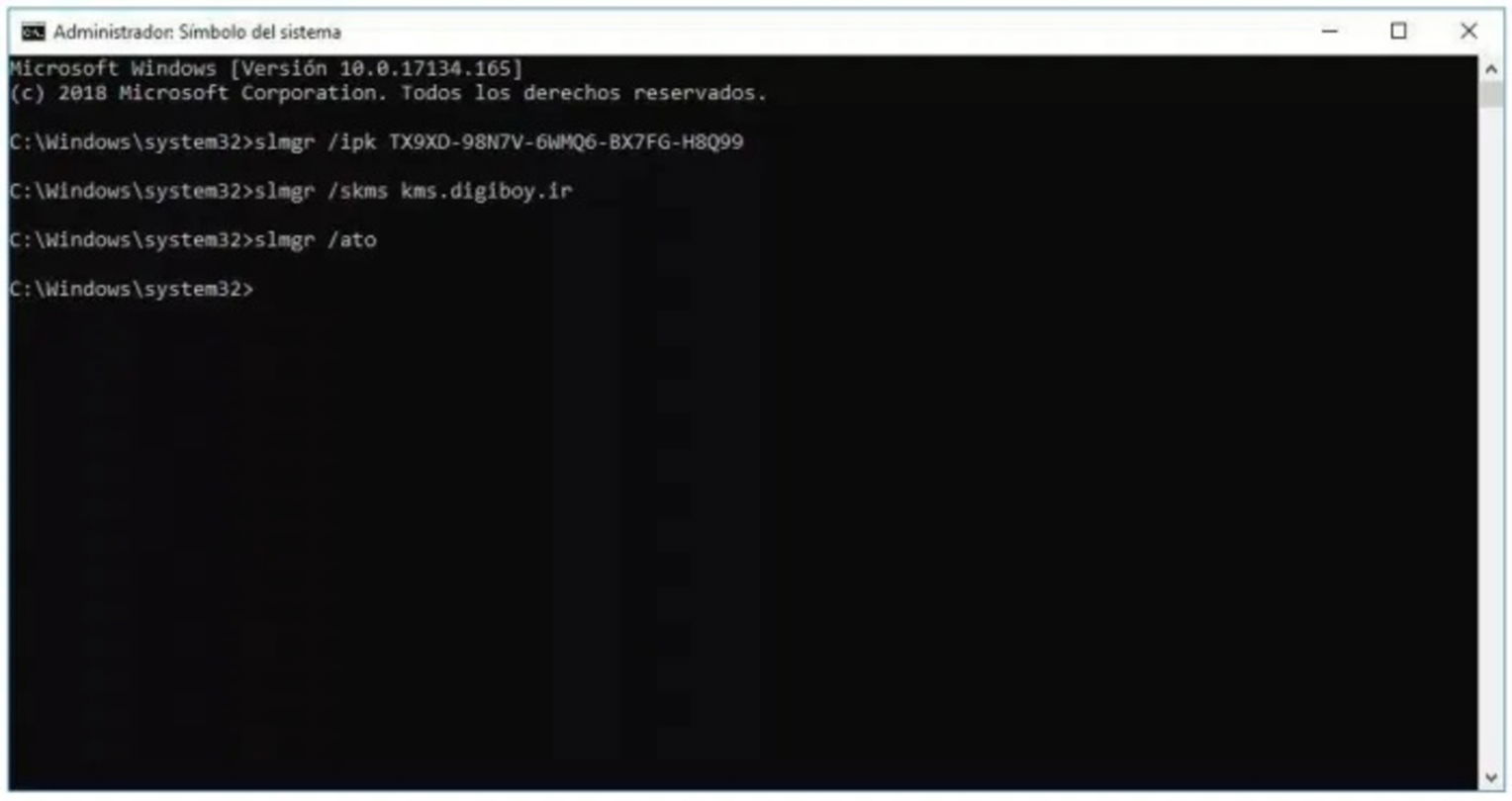 Ventana del Símbolo de sistema o CMD con los comandos para activar Windows