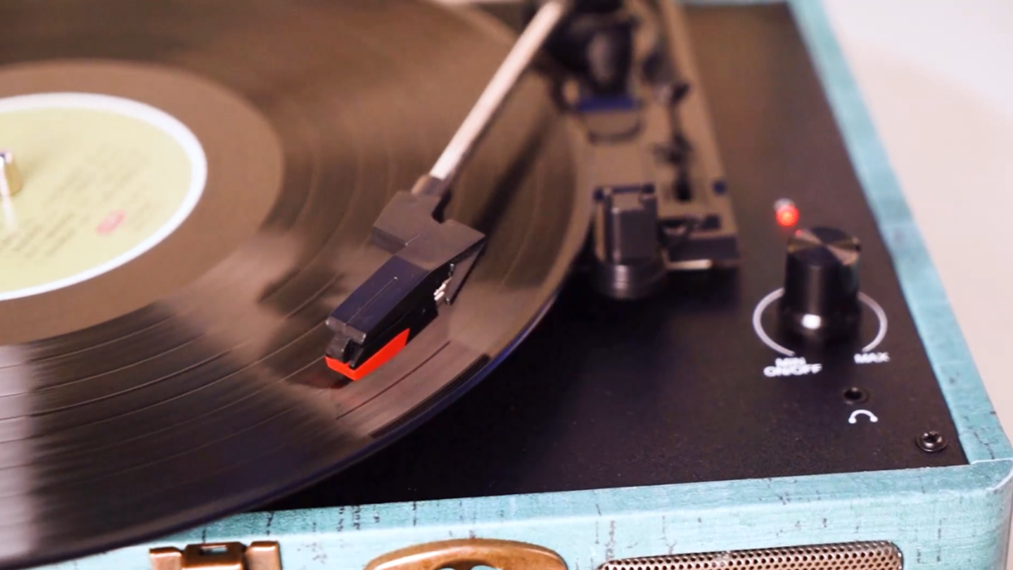 Este tocadiscos Bluetooth portátil está conquistando a los amantes del vinilo por su diseño, facilidad de uso y precio