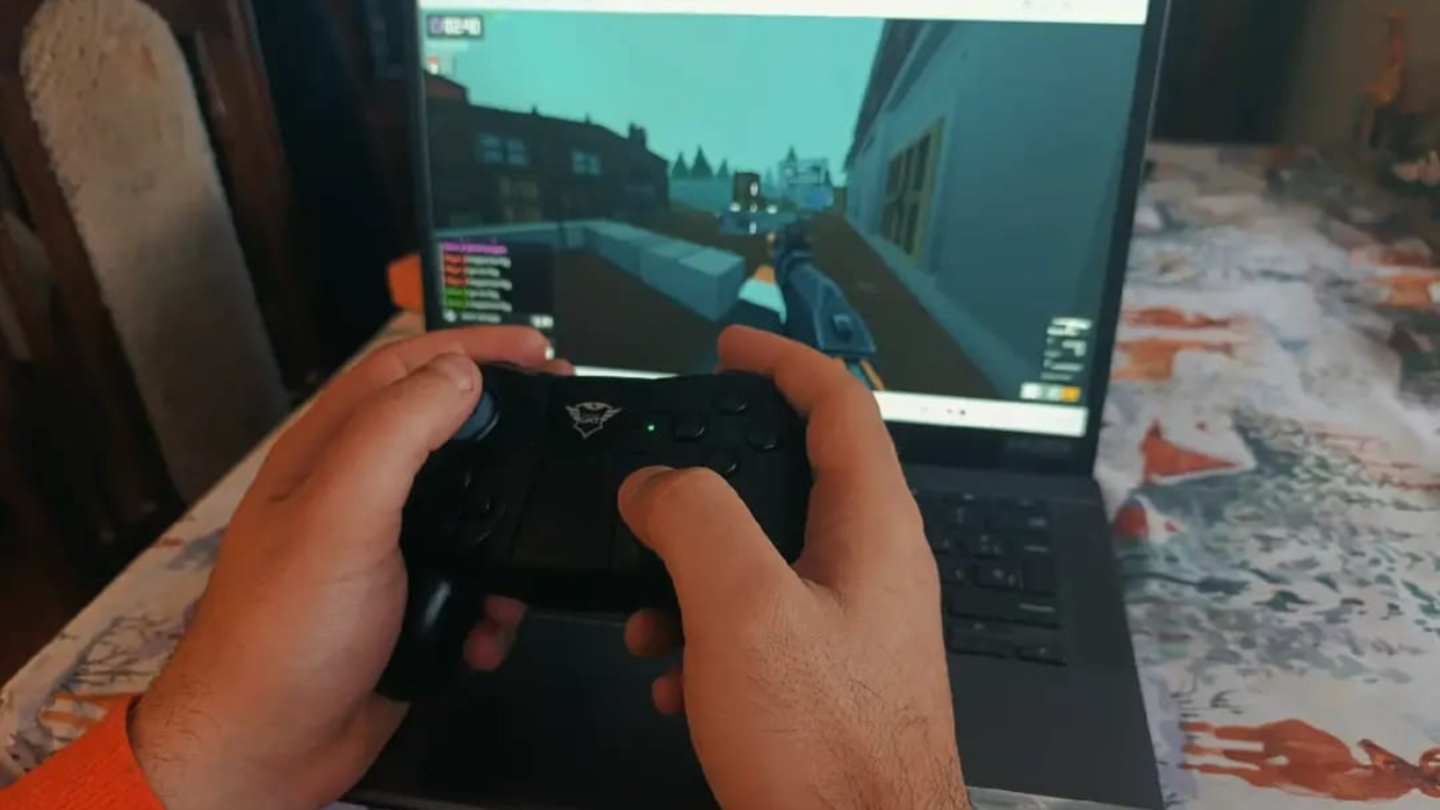 El mando que necesitas sin gastar una fortuna: Trust GXT 590 Bosi con 13 botones y vibración incluida