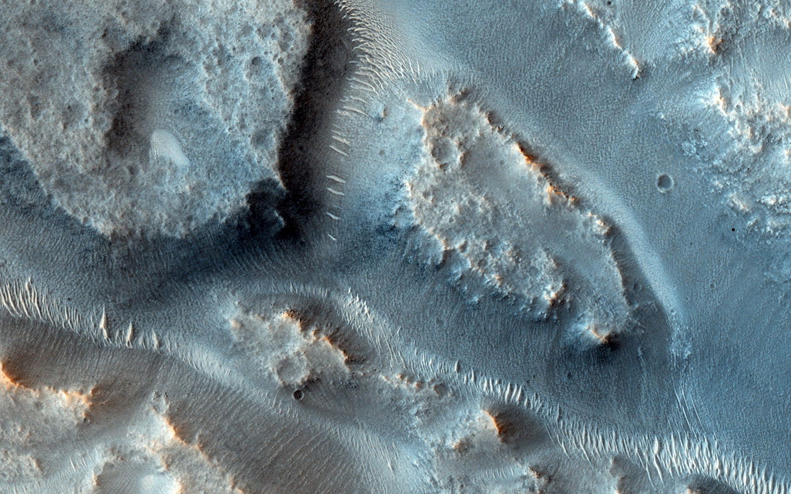 Un Orbitador de Reconocimiento de Marte de la NASA capturó esta imagen de una compleja red de valles cerca de Idaeus Fossae