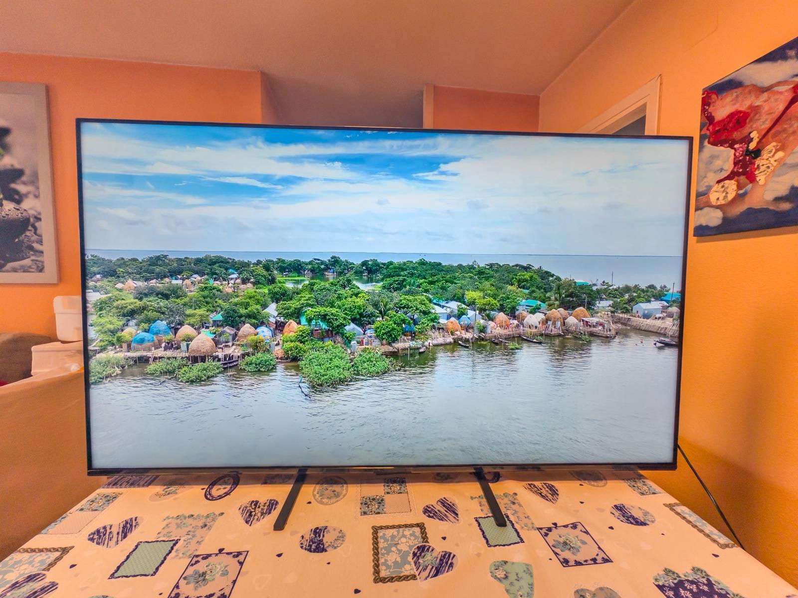 Era necesario poner el mítico vídeo de YouTube "Landscape 288K Ultramegahd" para poder valorar profundamente qué tal se ve / Fotografía de Esteban García Marcos