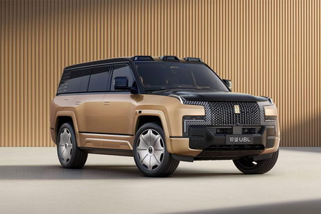 BYD demuestra la resistencia de su todoterreno más lujoso intentando aplastarlo con un árbol de 2 toneladas