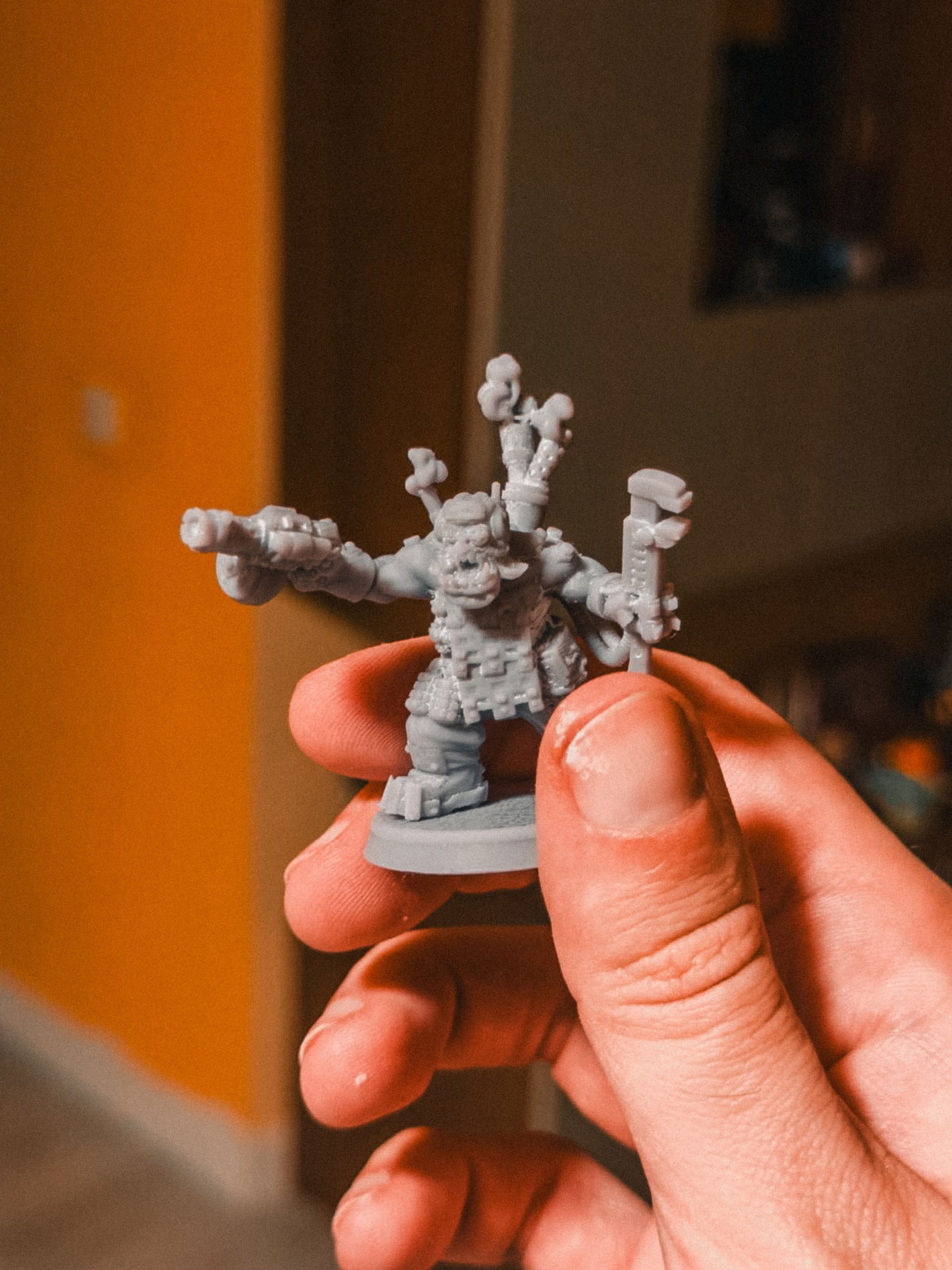 La primera pieza que se imprimió. Me pudo la paciencia y no terminé de secarla antes del curado, por eso se ve blanquecina.