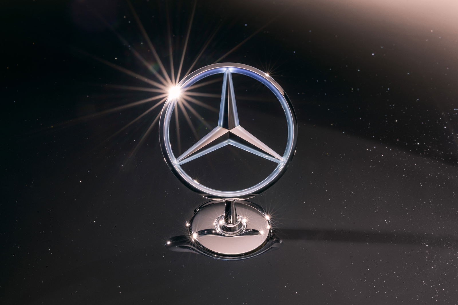 La estrella iluminada sobre el capó del nuevo Mercedes-Benz Clase S