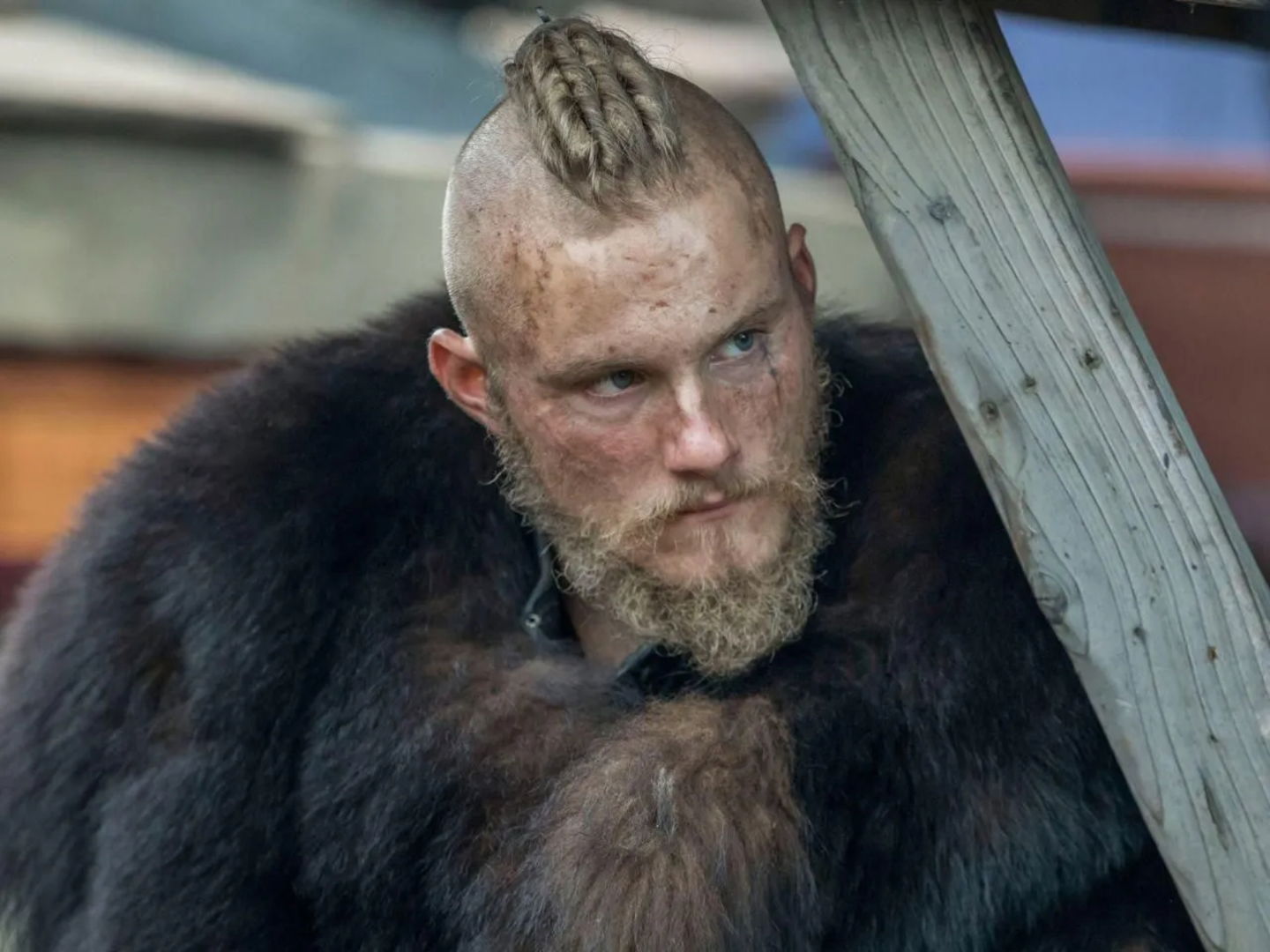 Alexander Ludwig en una escena de 'Vikingos';