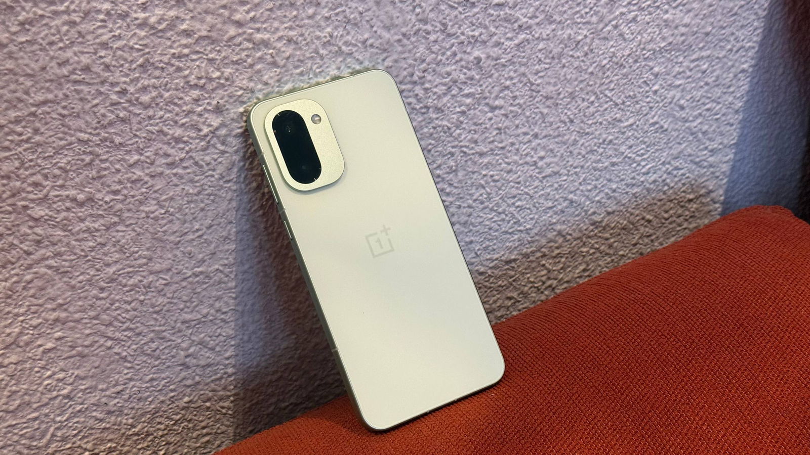 Análisis OnePlus 15R: el primer móvil con Snapdragon 8 Gen 5 brilla jugando pero no renuncia a lo demás