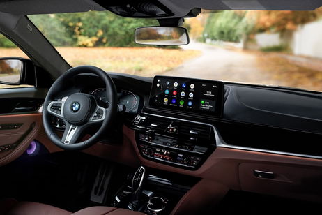 Mientras Gemini llega gradualmente a Android Auto, los usuarios se desesperan con el uso del Asistente de Google