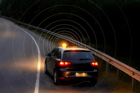 Ahórrate 80 euros de multa eligiendo la baliza V16 correcta (y muy barata): homologada con conexión DGT 3.0