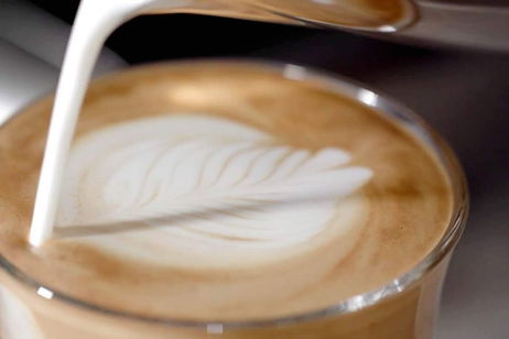 Esta cafetera automática con molinillo integrado tiene la mejor oferta del momento para los cafeteros exigentes