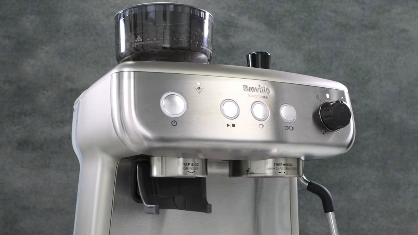 Esta cafetera automática con molinillo integrado tiene la mejor oferta del momento para los cafeteros exigentes