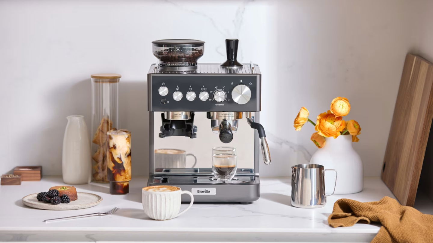 La cafetera espresso más completa de Breville, con molinillo de café y espumador de leche, nunca había estado tan barata