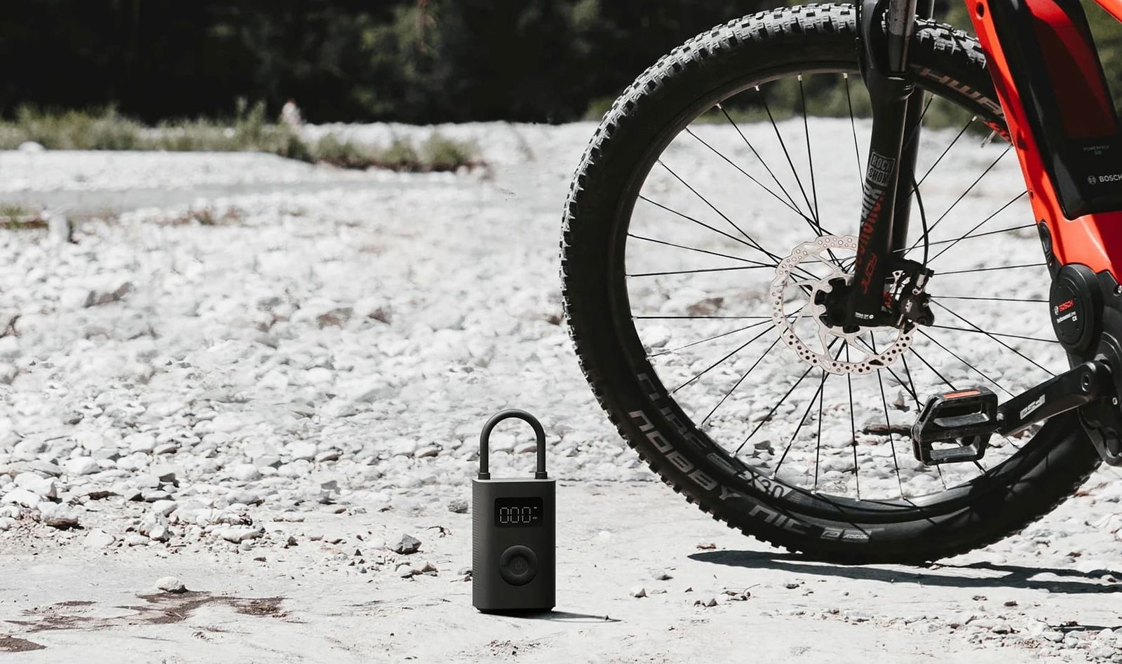 Este dispositivo de Xiaomi puede inflar neumáticos sin problema