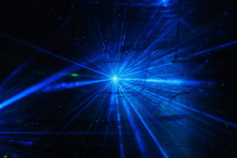 Tu WiFi se corta con las paredes, este láser no: usan luz ultravioleta invisible para transmitir datos rebotando en la propia atmósfera