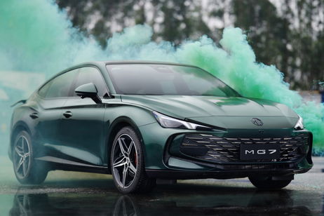 Cuesta lo que un utilitario, pero lleva IA y alerón móvil: así es el nuevo MG7 que quiere romper el mercado