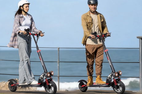 Gira, dobla y conquista la ciudad con este patinete eléctrico plegable que alcanza 45 km/h y domina cualquier pendiente