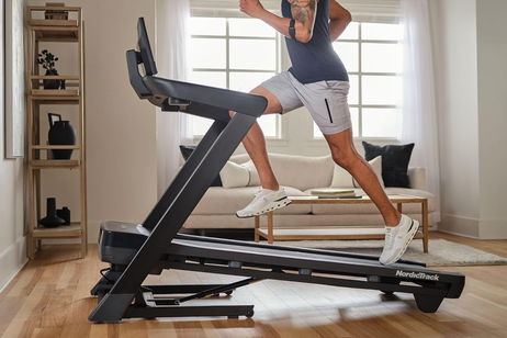 300 euros menos por una cinta de correr de alta gama: hasta 20 km/h, pantalla de 10 pulgadas, Bluetooth y toda clase de funciones