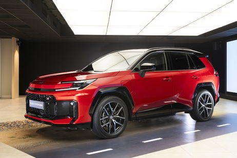 Nuevo Toyota RAV4: la sexta generación del superventas estrena 100 km de autonomía eléctrica desde 43.500 euros