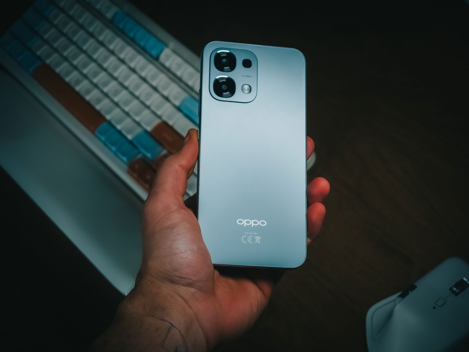 OPPO A6 Pro parte trasera en la mano