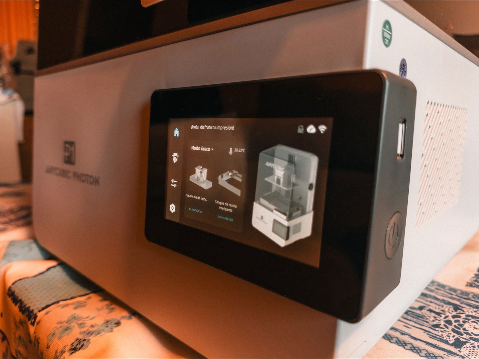La pantalla táctil de la Anycubic Photon P1 | Fotografía de Esteban García Marcos
